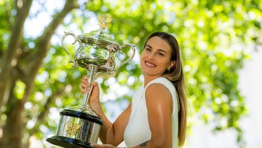 澳网：萨巴伦卡展示冠军奖杯