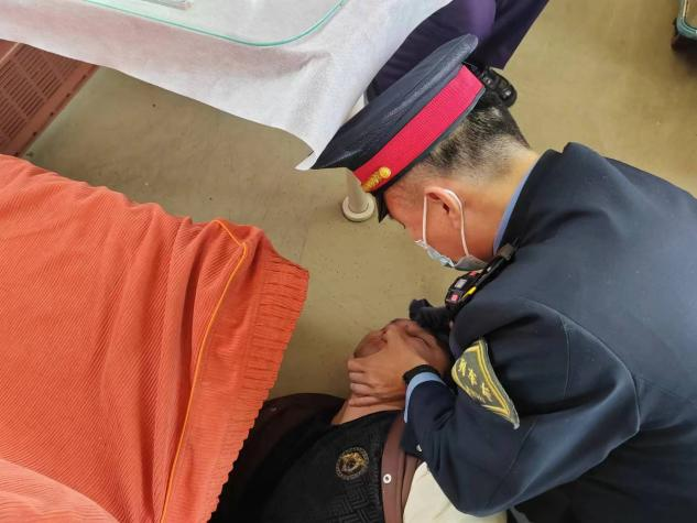 旅客突发疾病 列车全力救治_fororder_图片1(1)