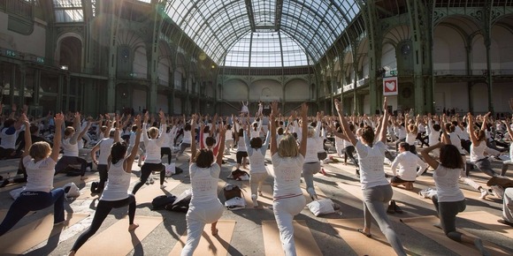 法国2000人齐练瑜伽 为贫困疾病儿童募捐