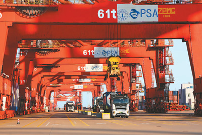 中哈（连云港）物流合作基地里的“马合江们”：“我相信‘一带一路’将改变世界”