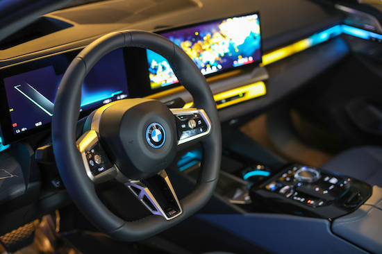以人机共驾、纯粹驾趣引领智能豪华出行新体验 全新BMW 5系珠海全栈式动态体验之旅_fororder_09.环抱式交互光带