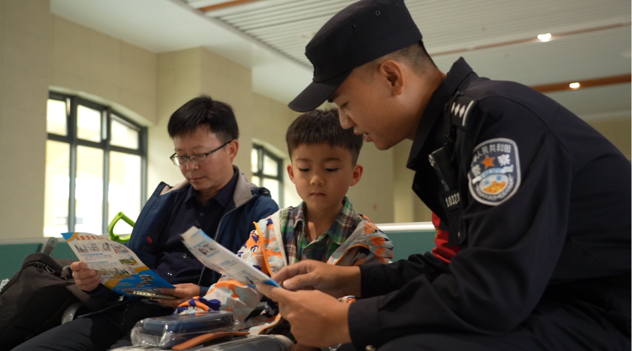 【家在国门边】东兴市站派出所副所长陆思霖：“国门铁警”护航中外旅客“平安路”_fororder_图片4