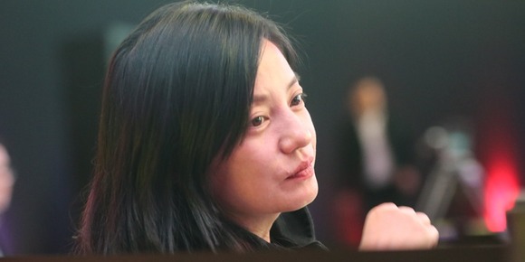 组图：赵薇素颜与老公热聊 皮肤紧致嘴角长痘