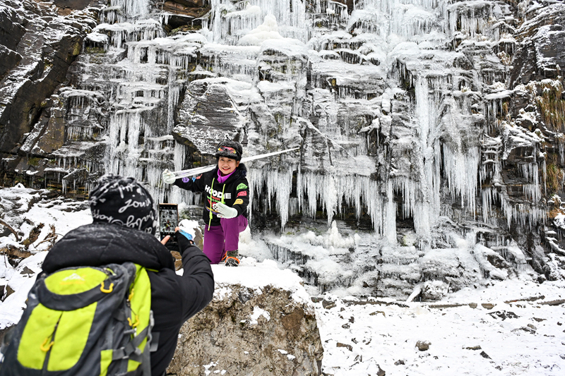 百里杜鹃：九龙山冰瀑美如画 引来游客翩翩起舞