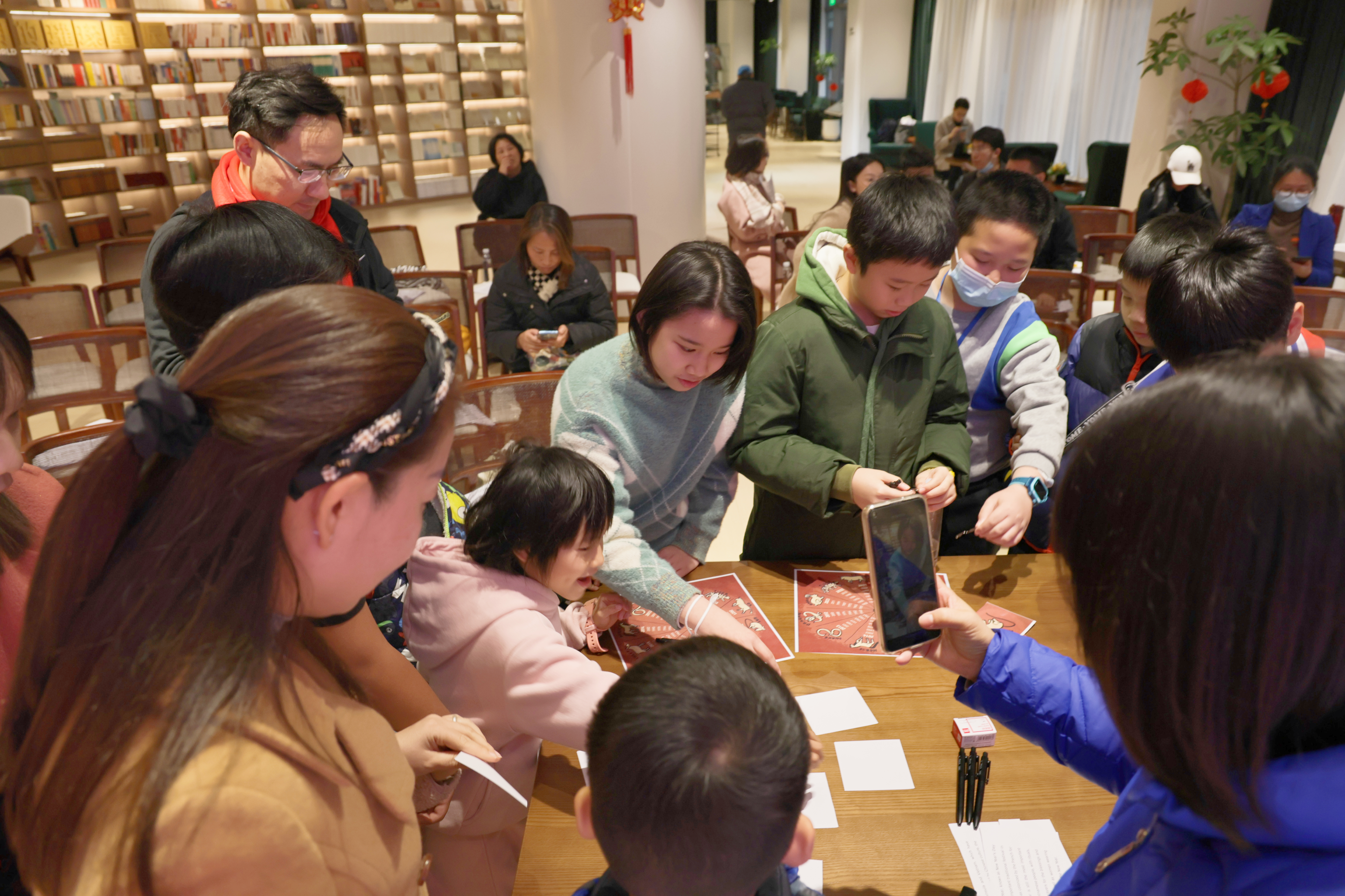 “共话中国年”在深圳市龙华区国合中心成功举办_fororder_学生上课