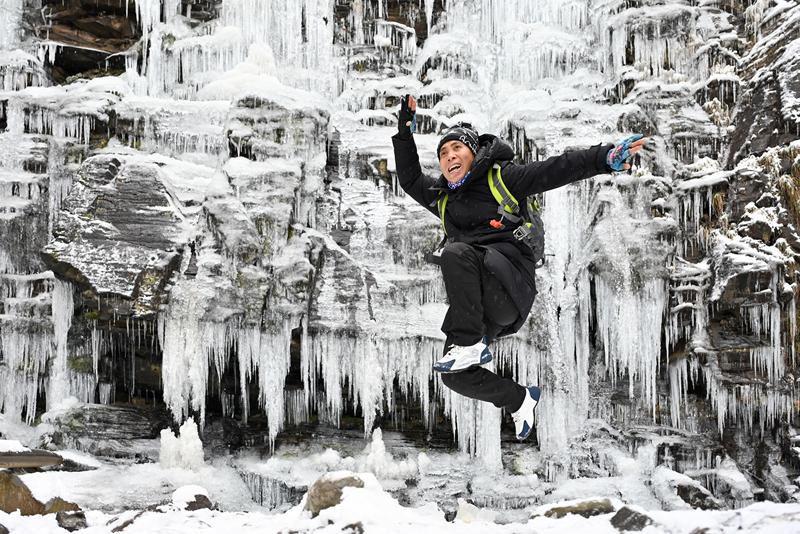 百里杜鹃：九龙山冰瀑美如画 引来游客翩翩起舞