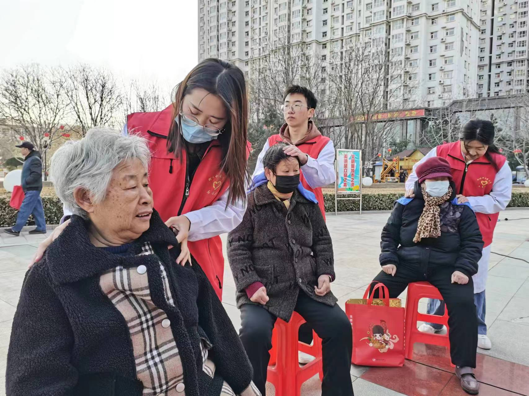 石家庄市鹿泉区：“学雷锋”青年志愿服务市集活动启动_fororder_图片1