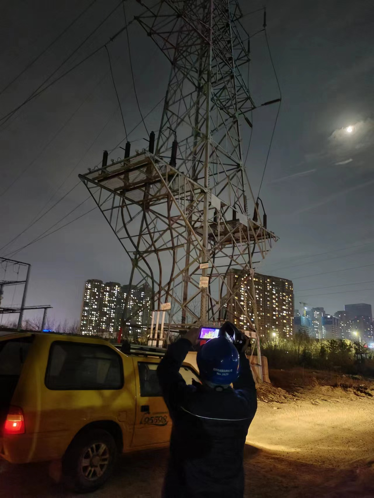 国网西咸新区供电公司：迎新年保供电 电缆测温在行动_fororder_图片1