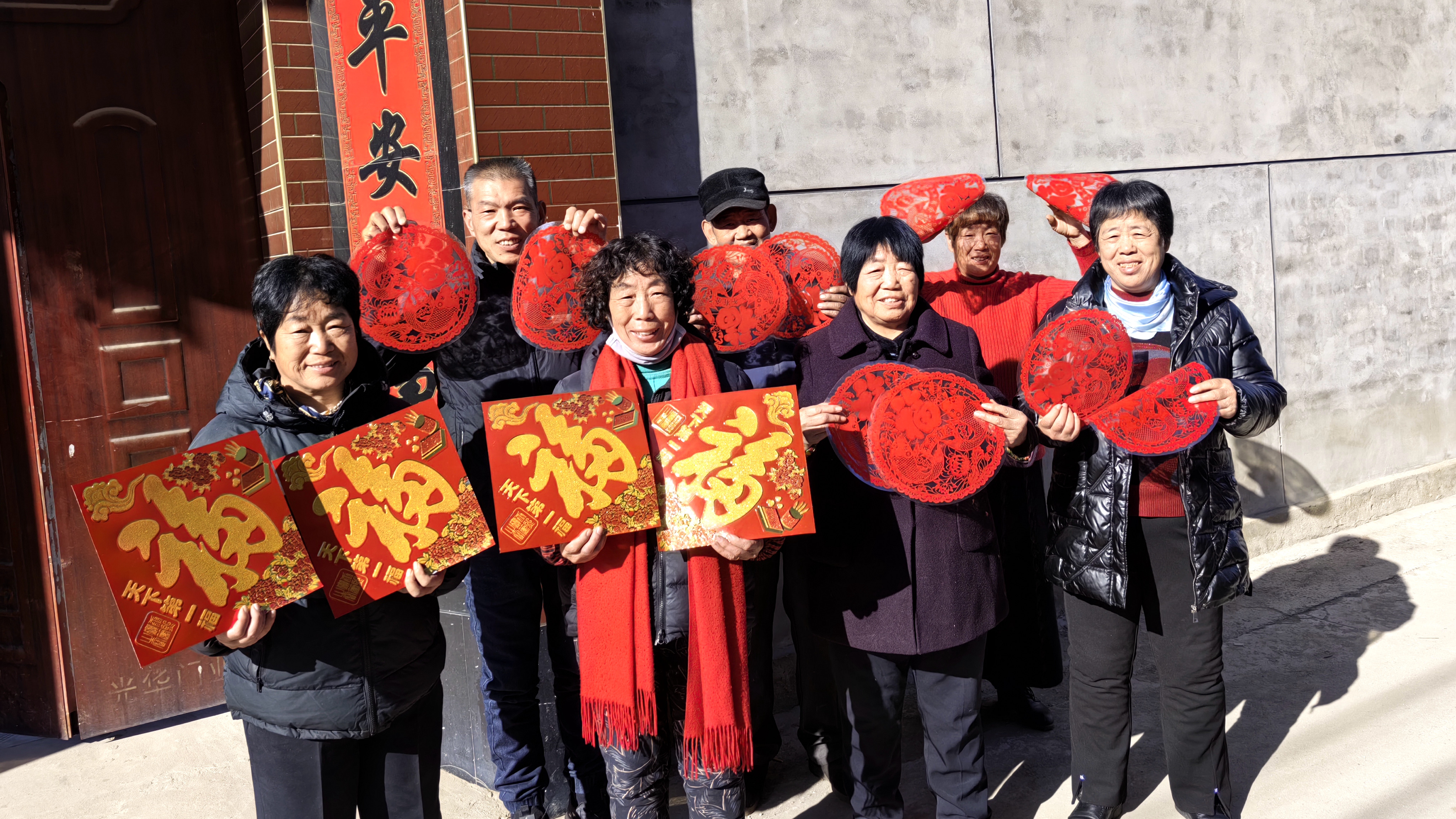 河北唐县：开展春节送关爱系列志愿服务活动_fororder_村民收到志愿者的新春祝福喜笑颜开