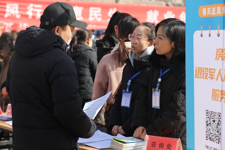图片默认标题_fororder_图为涞水县人社局工作人员为求职者讲解就业帮扶政策。（徐梓钰 摄）