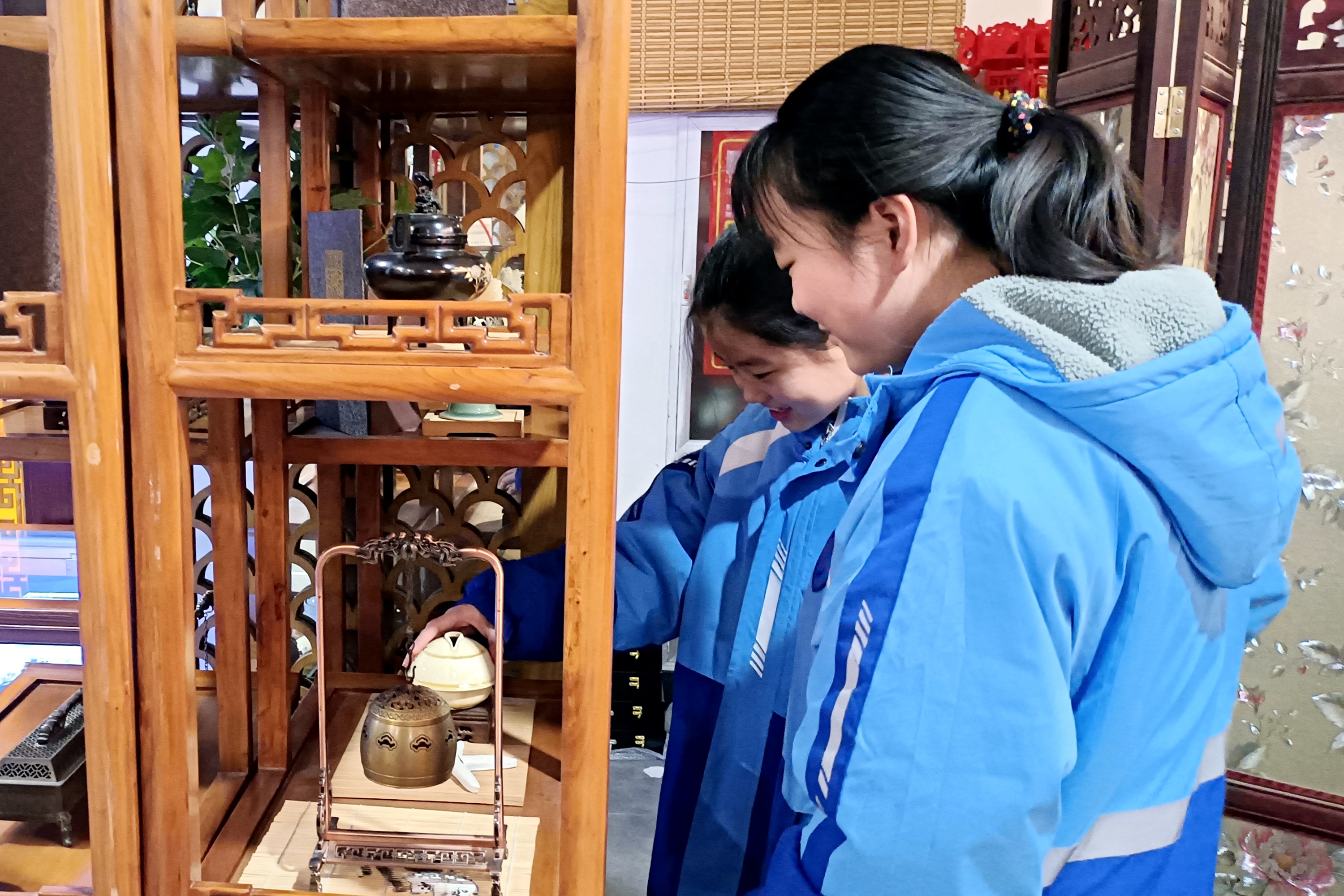 河北清苑：非遗研学 乐享假期_fororder_同学们参观保定古城香文化博物馆展厅。赵琪摄