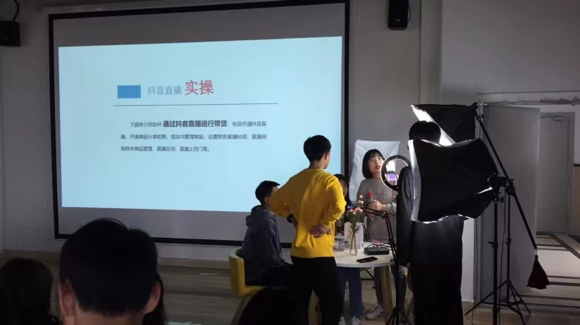 四川文化传媒职业学院优秀教师邓竹：十年磨剑终成锋，一朝破竹势如虹_fororder_3