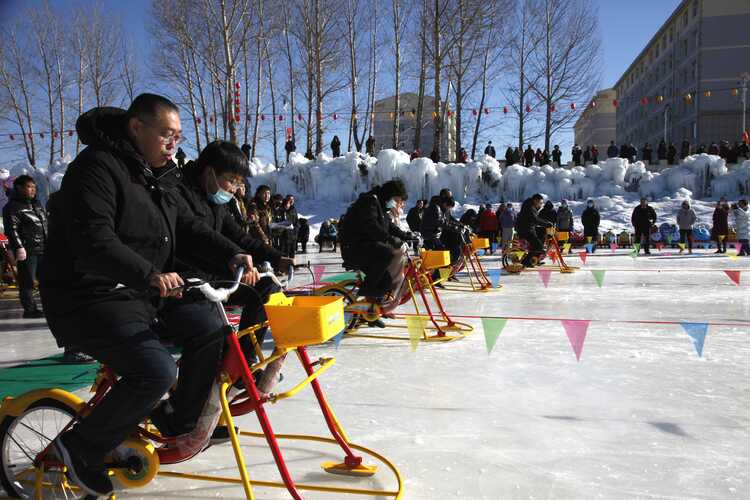 河北丰宁：让“冷资源”热起来_fororder_冰上自行车比赛  拍摄辛荣军