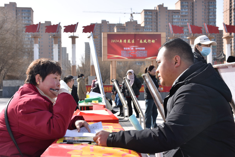 河北清苑：举行“春风行动”专场招聘会_fororder_用人单位与求职者达成初步就业意向。 赵琪摄.JPG