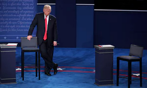 特朗普聆听希拉里的发言