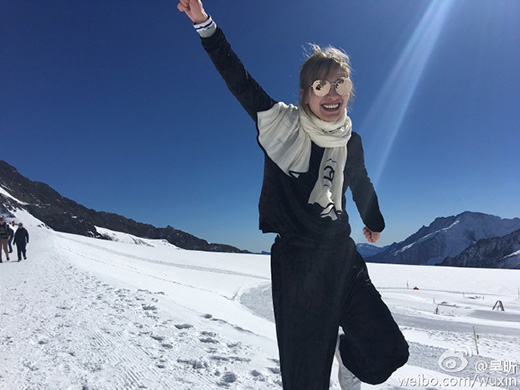 吴昕瑞士雪山拍照开怀大笑 网友赞"景色美你更美"