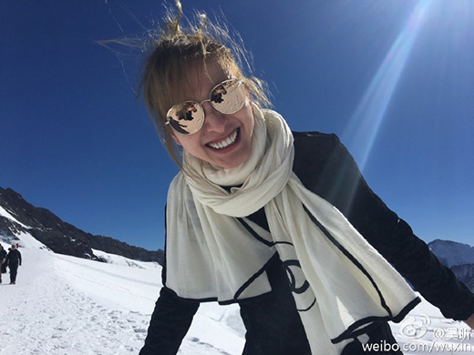吴昕瑞士雪山拍照开怀大笑 网友赞"景色美你更美"