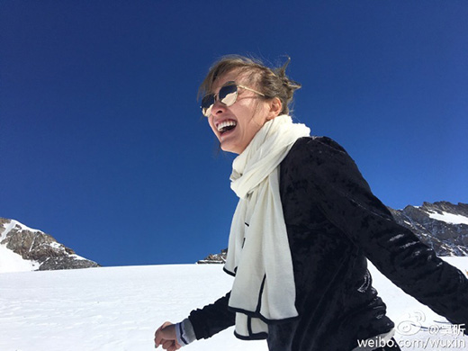 吴昕瑞士雪山拍照开怀大笑 网友赞"景色美你更美"