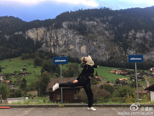 吴昕瑞士雪山拍照开怀大笑 网友赞"景色美你更美"