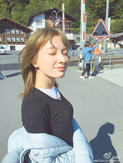 吴昕瑞士雪山拍照开怀大笑 网友赞"景色美你更美"