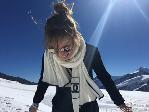 吴昕瑞士雪山拍照开怀大笑 网友赞"景色美你更美"