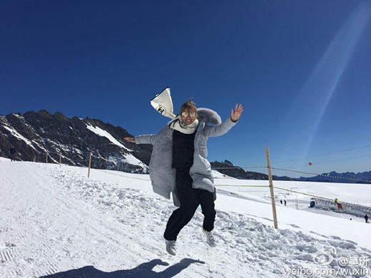 吴昕瑞士雪山拍照开怀大笑 网友赞"景色美你更美"