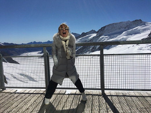 吴昕瑞士雪山拍照开怀大笑 网友赞"景色美你更美"