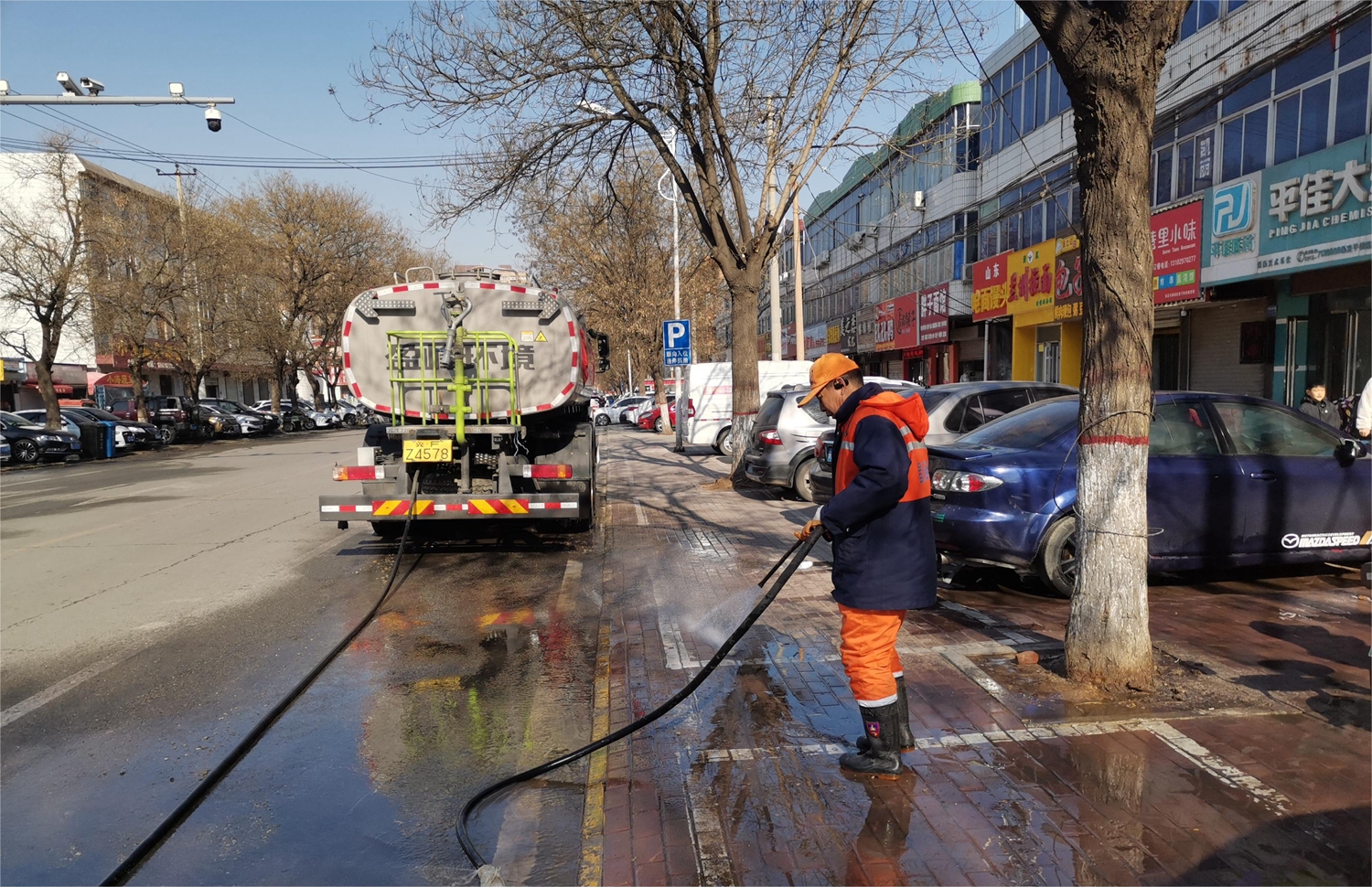 保定市满城区：市容市貌大整治 扮靓城市迎新春_fororder_环卫工人冲洗便道 摄影 孟宁