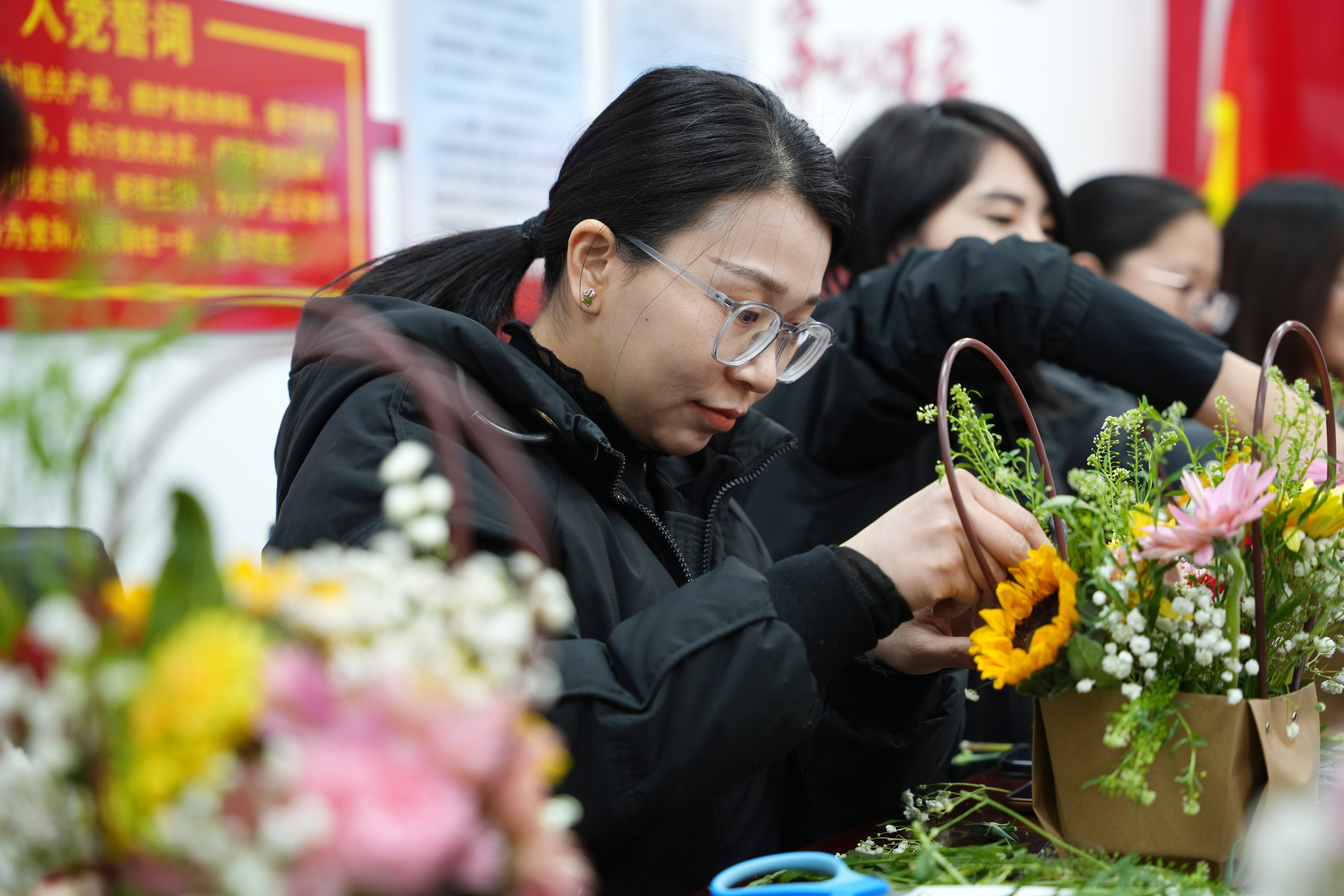河北隆尧：学手工“插花” 庆节日三八_fororder_4.JPG