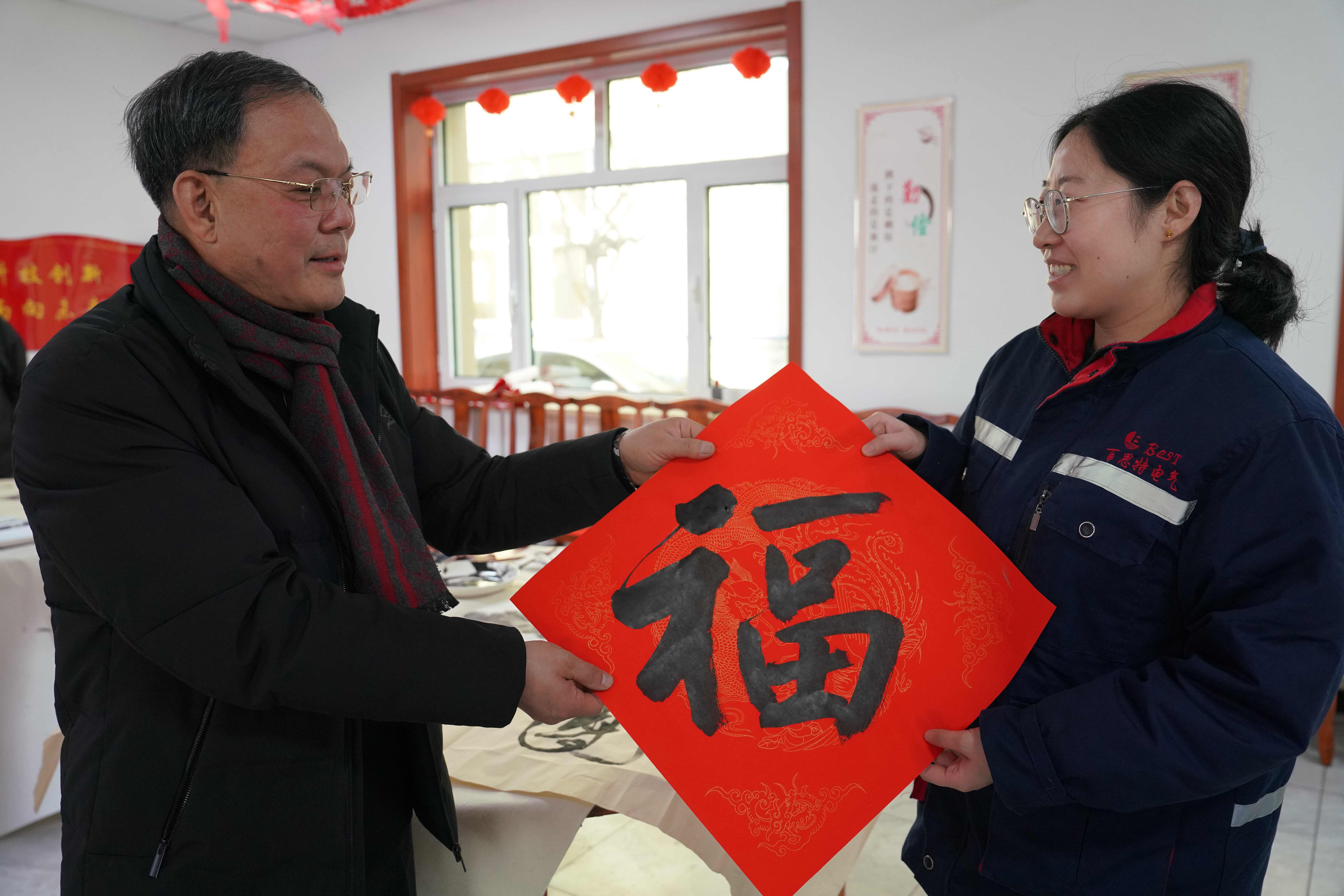 图片默认标题_fororder_清苑区书画艺术家为企业职工送“福”字。摄影 王磊