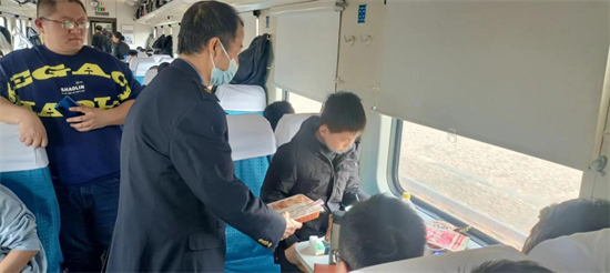 温馨旅途暖相伴  春运温暖有我们_fororder_旅客练车