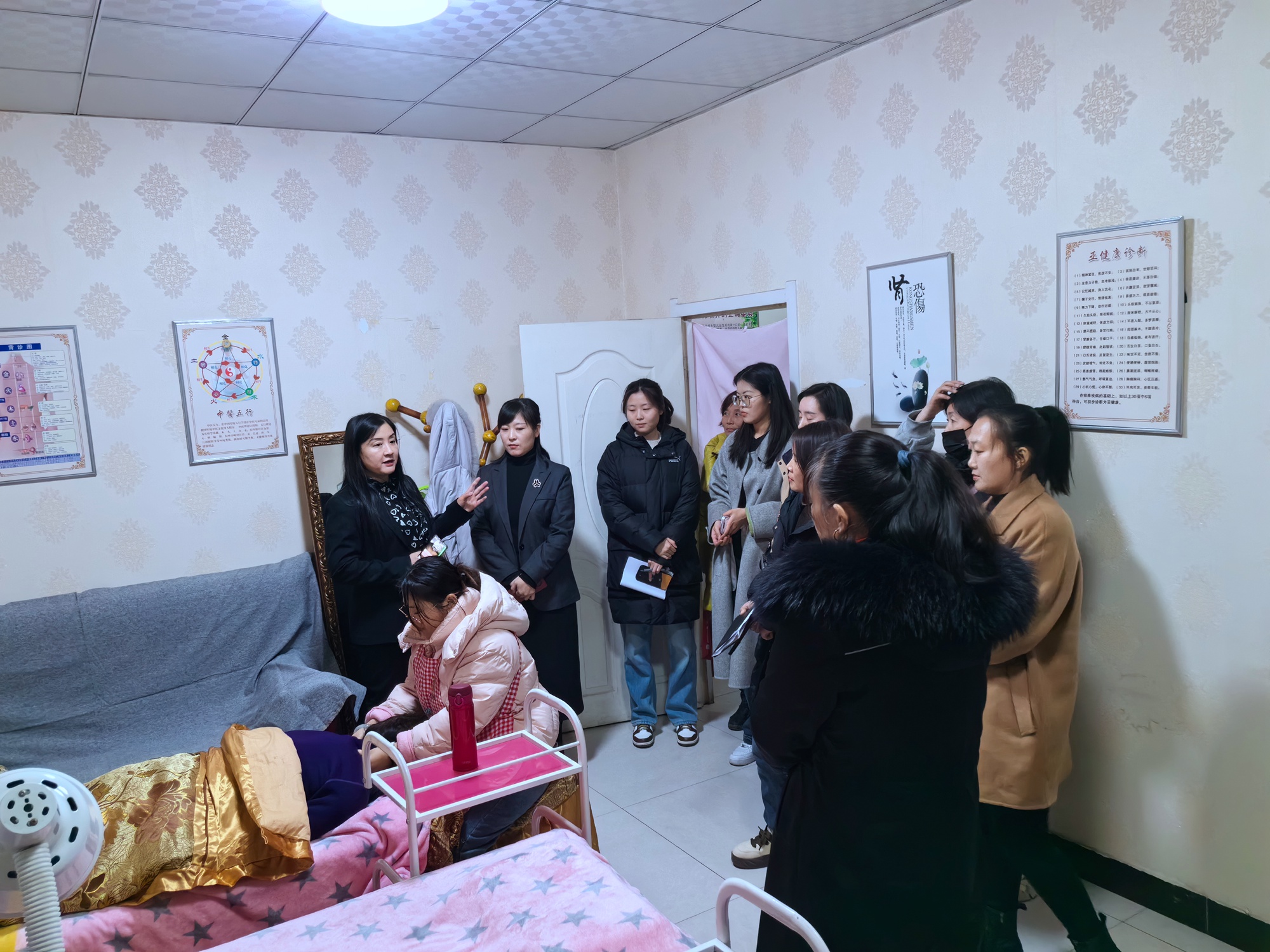 图片默认标题_fororder_巾帼家政基地老师为大家演示推拿技能  袁子薇 摄