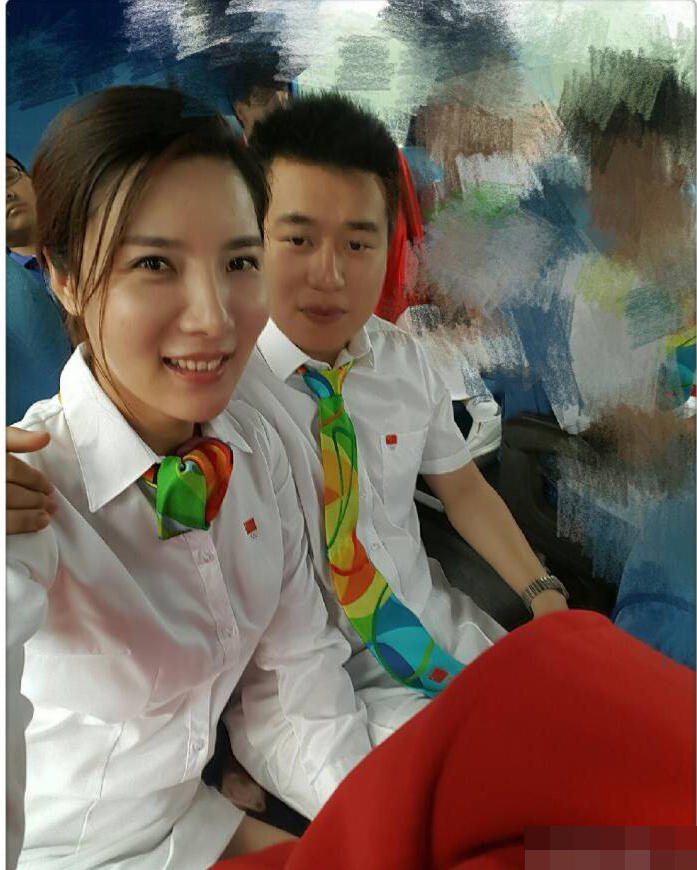 里约奥运后杜丽晒与老公合影.