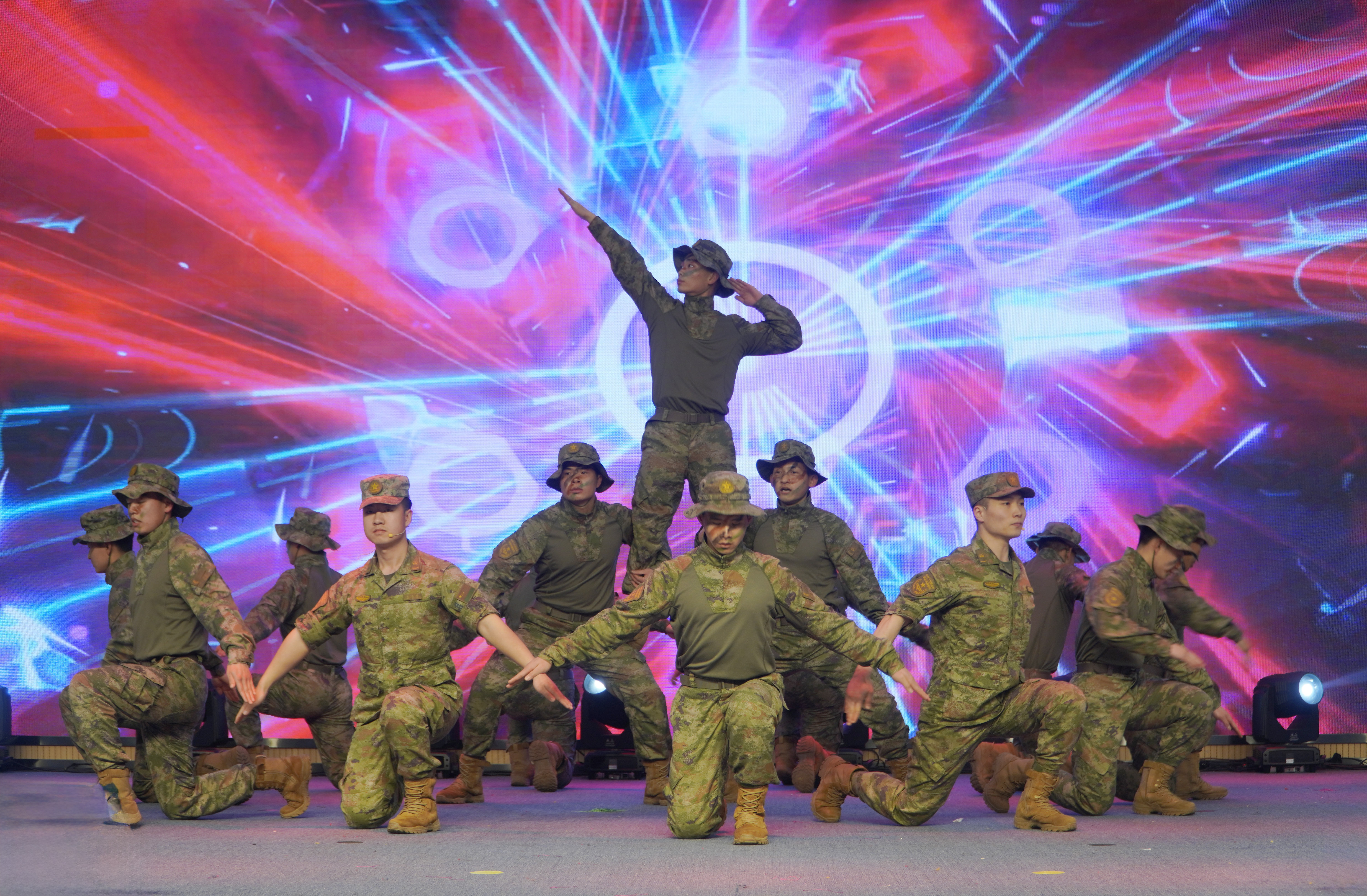 河北涞源：举办2024“龙腾盛世 福满家园”春晚活动_fororder_3.歌伴舞《渴望光荣》