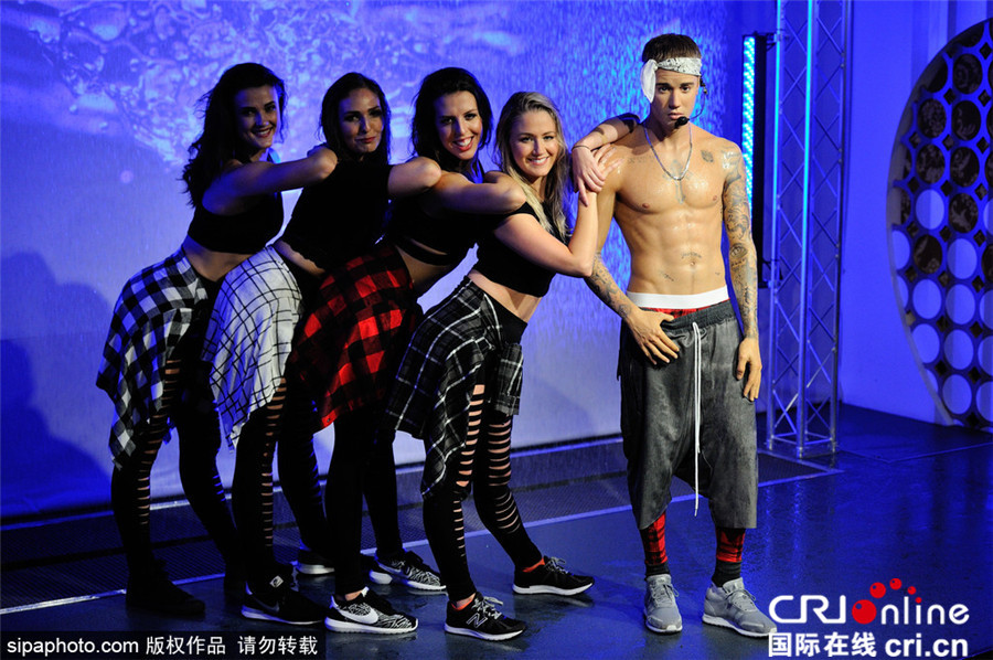 比伯蜡像露抬头纹 粉丝抚摸六块腹肌疯狂合影