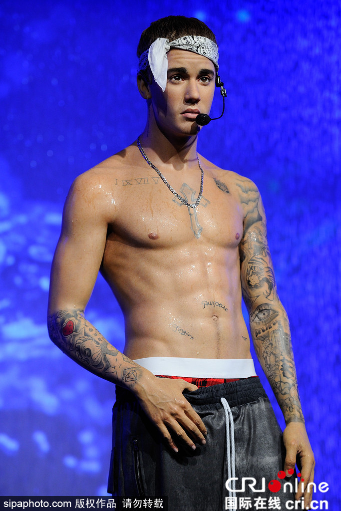 比伯蜡像露抬头纹 粉丝抚摸六块腹肌疯狂合影