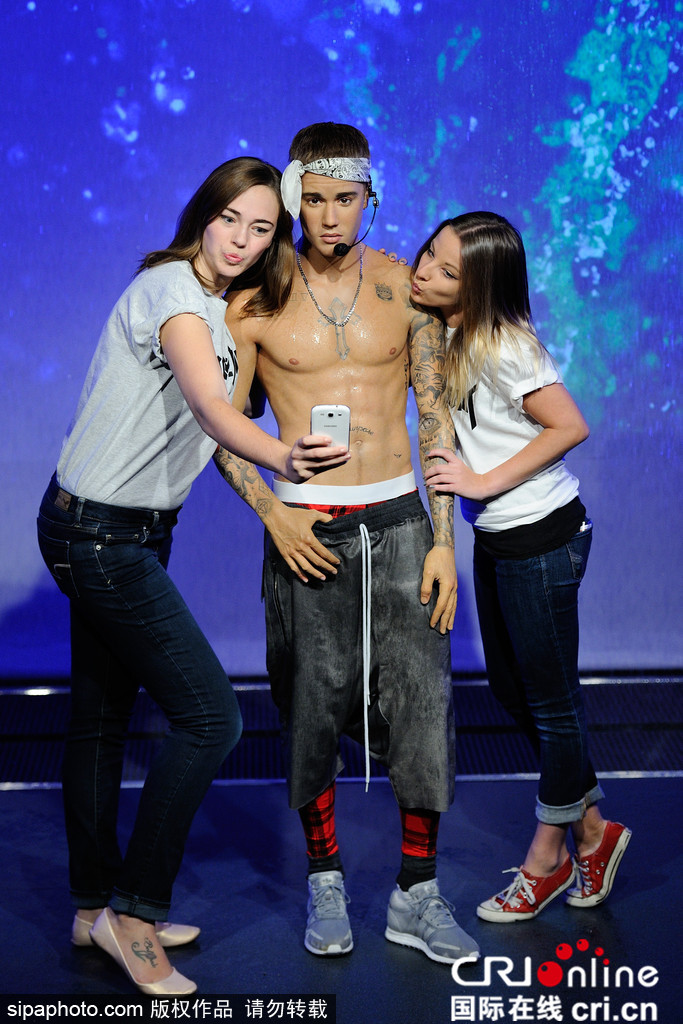 比伯蜡像露抬头纹 粉丝抚摸六块腹肌疯狂合影