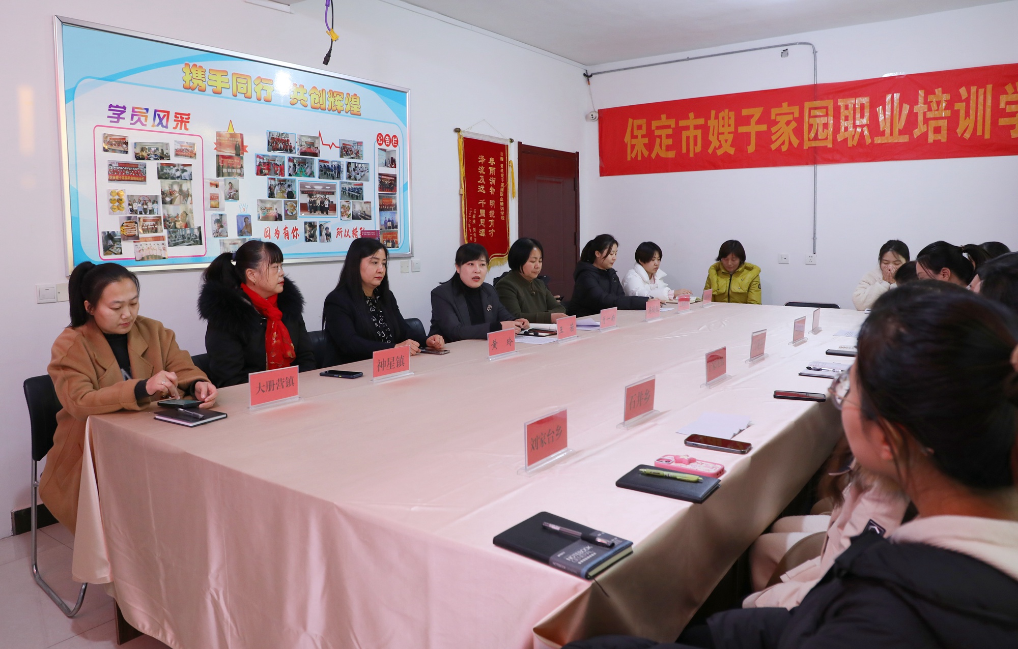 图片默认标题_fororder_与会人员交流座谈   南双双  摄