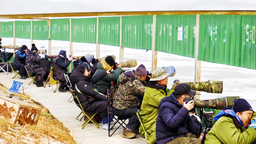 （焦點圖）琿春市迎來大批北遷候鳥 攝影愛好者們上演彎腰“攝”大雕