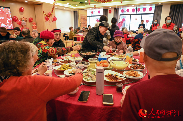 杭州：這頓公益年夜飯“燒”了15年