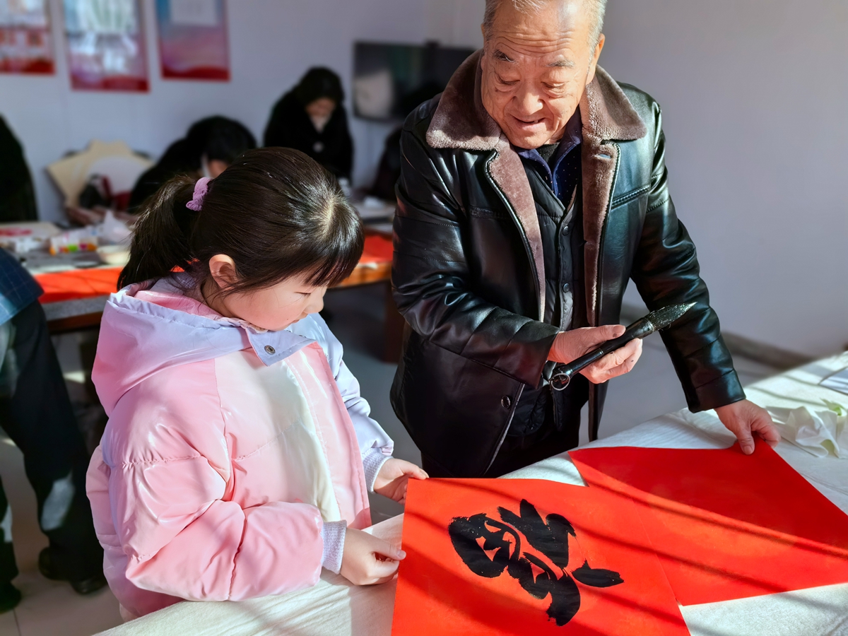 保定市满城区：送春联 拍全家福 浓墨重彩迎新春_fororder_一个个大大的福字 摄影 薛双双