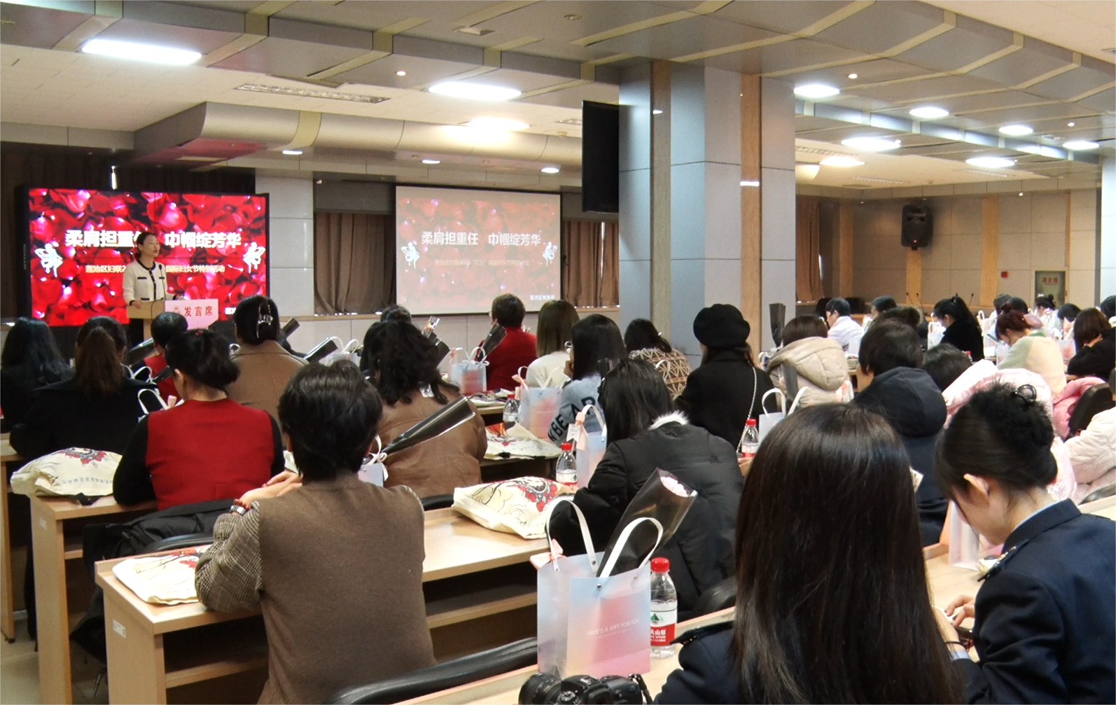 图片默认标题_fororder_图片一：莲池区以“柔肩担重任，巾帼绽芳华”为主题举办纪念“三八”国际妇女节活动。（王金中摄）