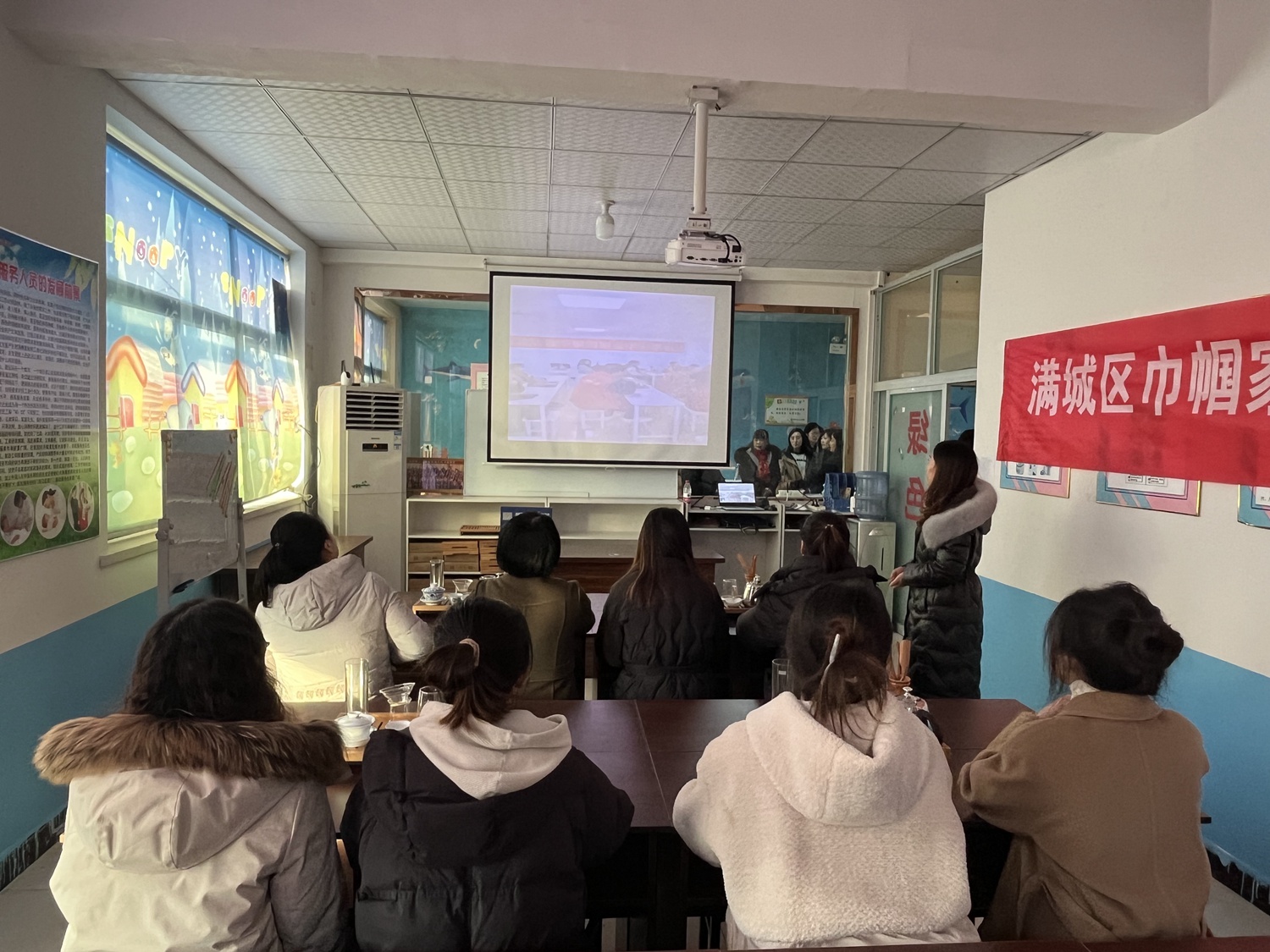 图片默认标题_fororder_巾帼家政基地老师为部分观摩人员演示茶艺技能  袁子薇 摄