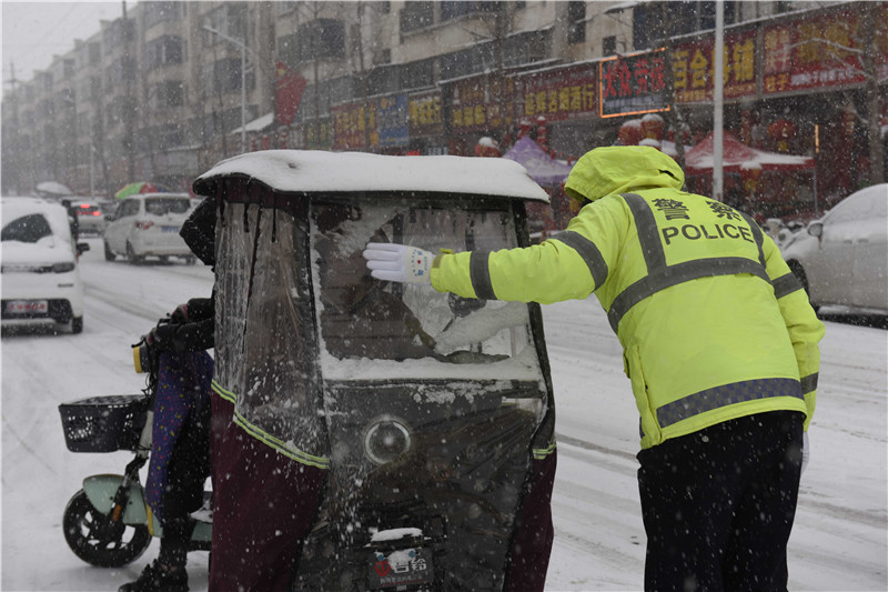 平顶山汝州：以“雪”为令 雪中有“警”_fororder_微信图片_202402031110075