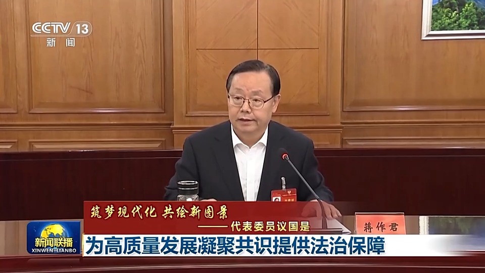 全国政协副主席姜信治在参加文艺界委员小组讨论时说,要牢记政治责任
