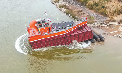 气动式海浪能发电装置下水