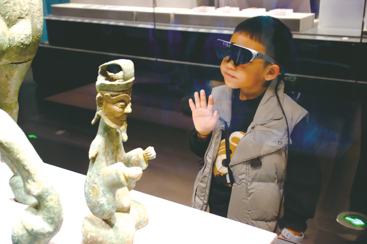 广西博物馆推出AR智慧导览服务耳目一新 文物导览能“看”会“动”