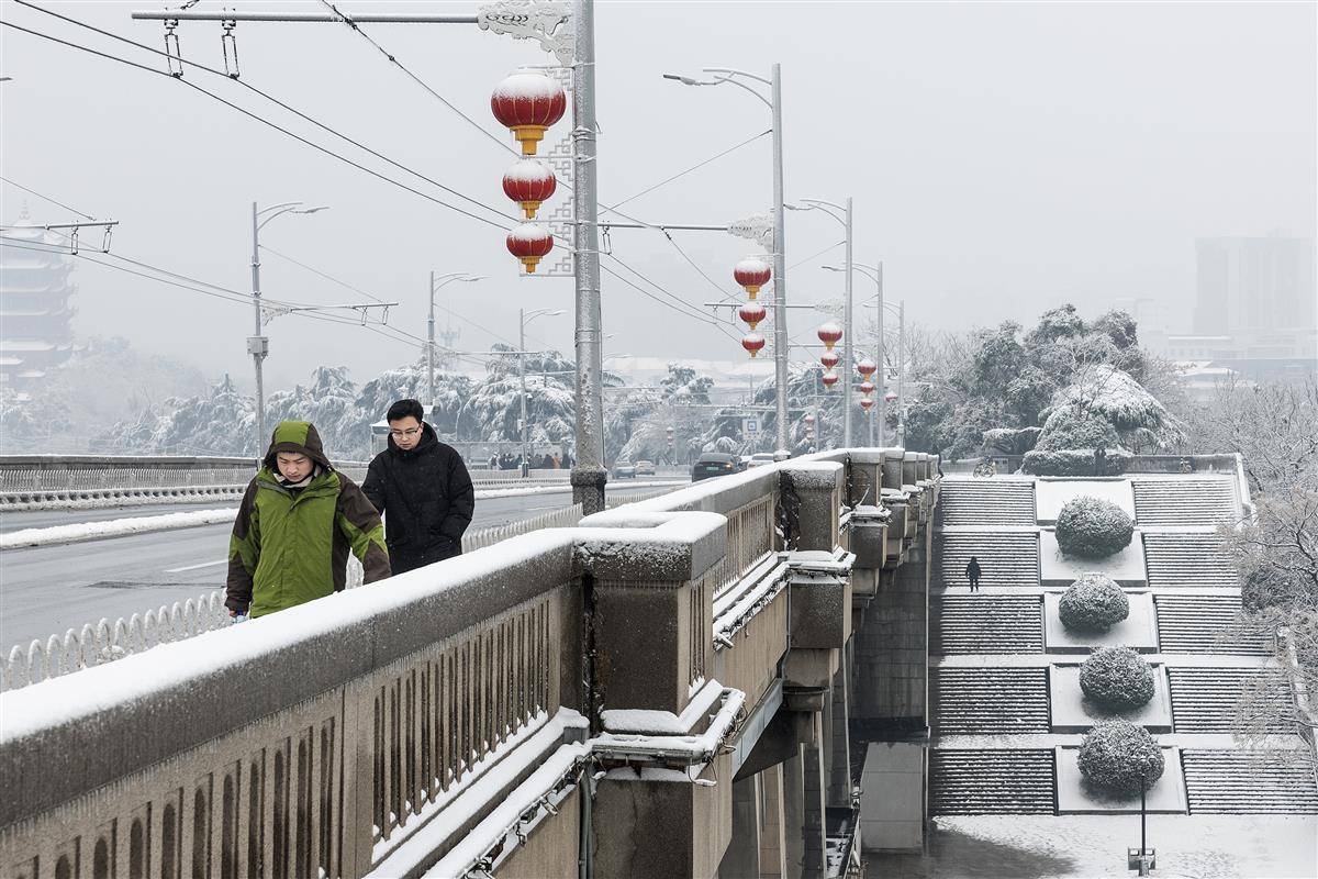 雪中江城宛如水墨畫 市民打卡武漢地標