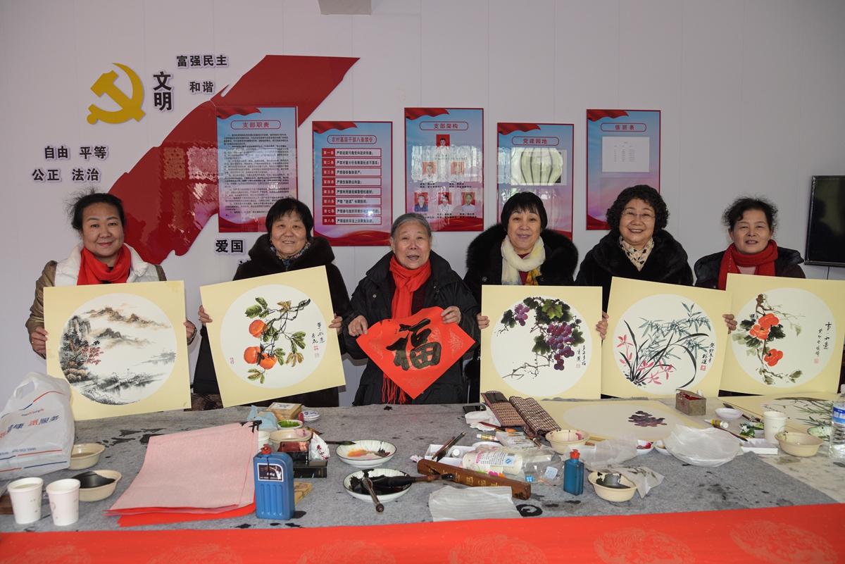 保定市满城区：送春联 拍全家福 浓墨重彩迎新春_fororder_村民们展示创作好的作品 摄影 薛双双