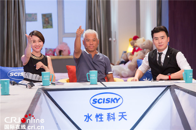 《百变吧星居》巫启贤女儿乐感超强 合唱视频曝光